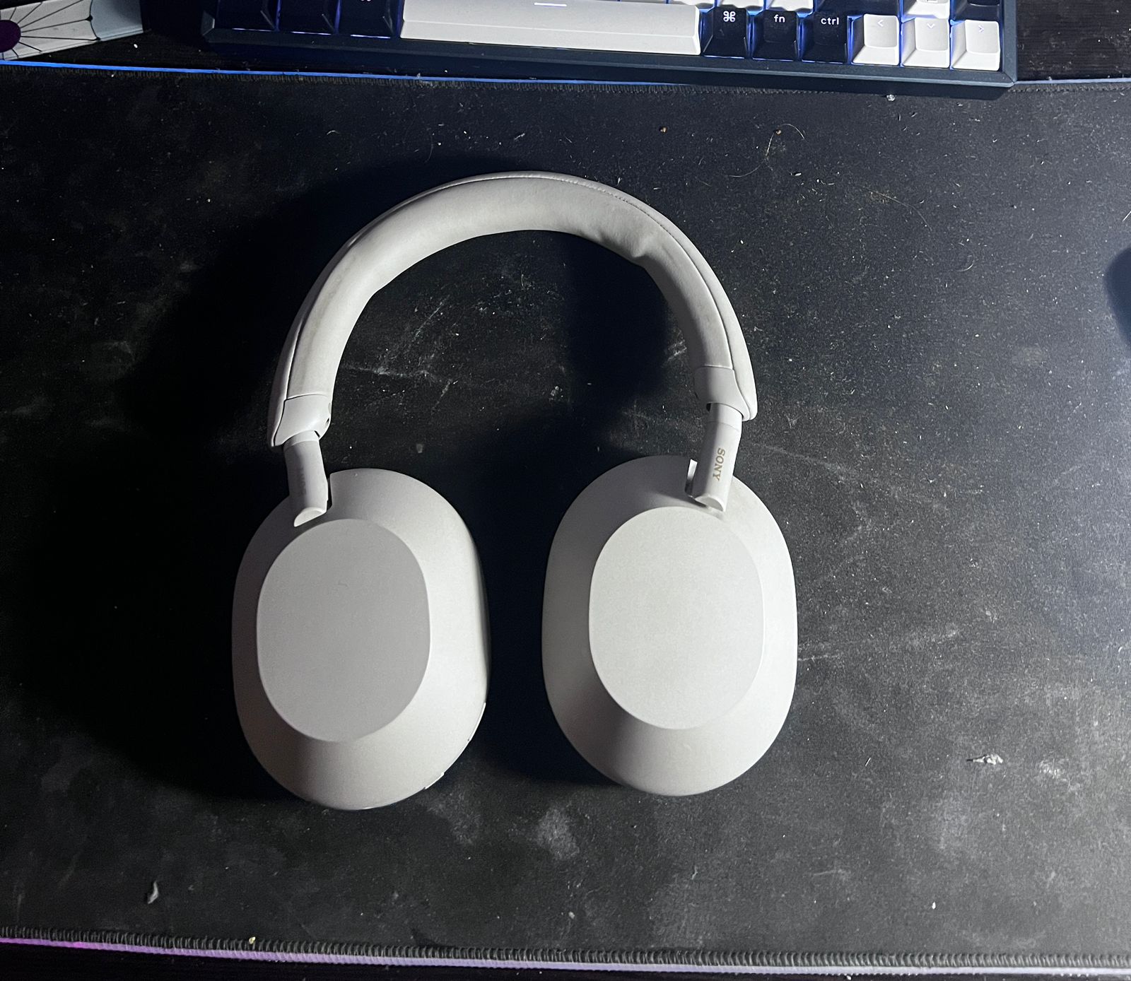 Wireless noise-canceling headphones Sony